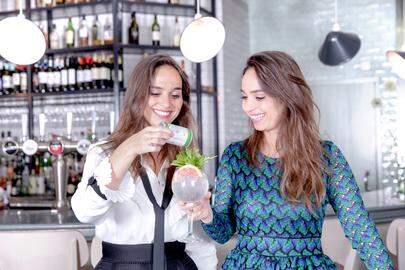 Joyce en Raissa bereiden zelf een lekkere cocktail, uiteraard afgewerkt met hun eigen mixer Double Dutch.