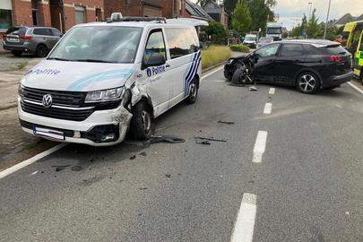 Biede voertuigen raakten flink beschadigd bij de aanrijding.
